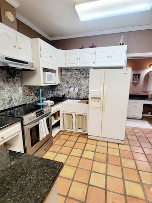 Fridge, microwave, oven, stovetop - Private Guest House in sought after Colleyville.   (Colleyville)