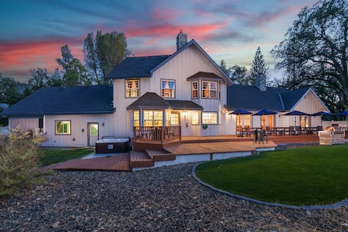 Cedar Creek Lodge with POOL/hot tub/sleeps 24!