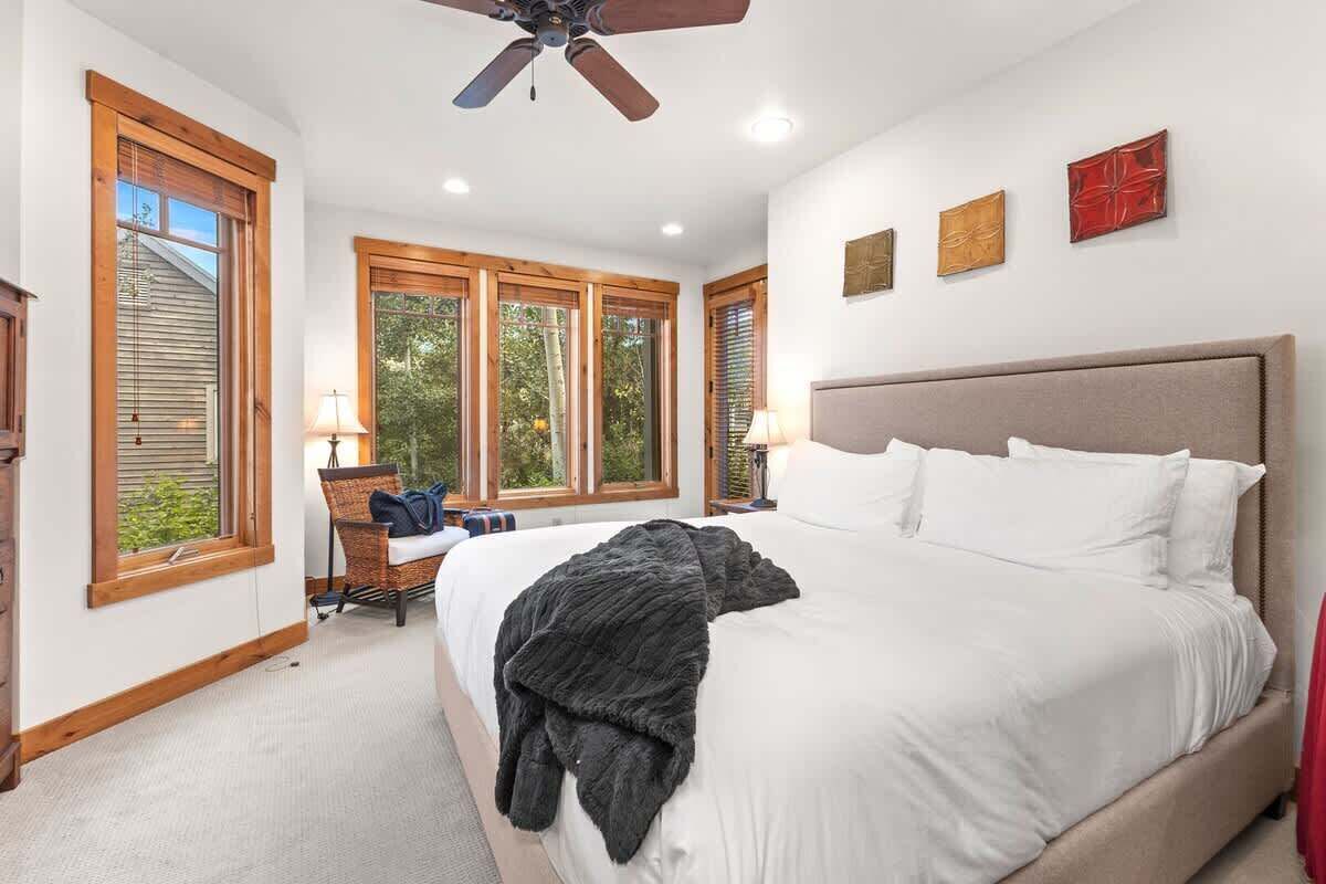 4 bedrooms, iron/ironing board, free WiFi, bed sheets