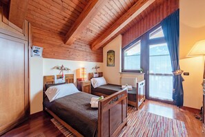 1 bedroom, bed sheets