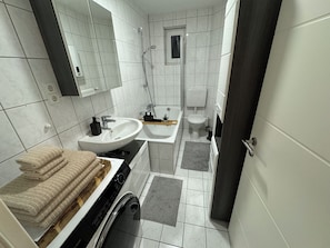 Free toiletries, hair dryer, towels, soap - Prime Lodge - Koblenz (Koblenz)