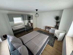 2 bedrooms, desk, iron/ironing board, free WiFi - Prime Lodge - Koblenz (Koblenz)