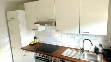 Een koelkast, een magnetron, een oven, een kookplaat