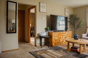 Smart TV, fireplace, books, stereo - Cozy 2-bedroom house (Minneapolis)
