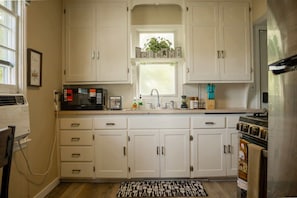 Fridge, microwave, oven, stovetop - Cozy 2-bedroom house (Minneapolis)