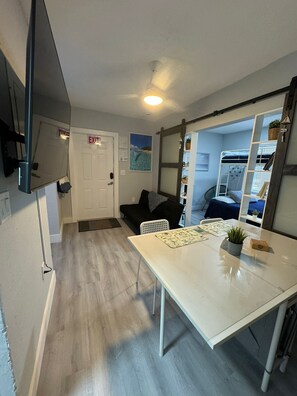 2 dormitoris, planxa i posts de planxar, wifi i roba de llit