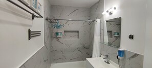 Assecador de cabells, tovalloles, sabó i paper higiènic