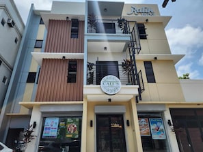 Vista frontal de la propiedad