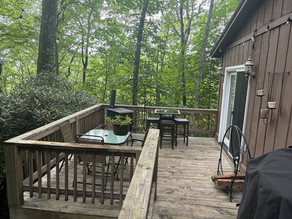 Outdoor dining - Charming Cabin in Mirror Lake, Highlands North Carolina (Highlands)