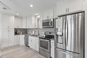 Een koelkast, een microgolfoven, een oven, een kookplaat