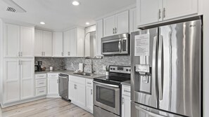 雪櫃、微波爐、焗爐、爐具