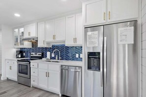 Micro-ondes, four, plaque de cuisson, lave-vaisselle