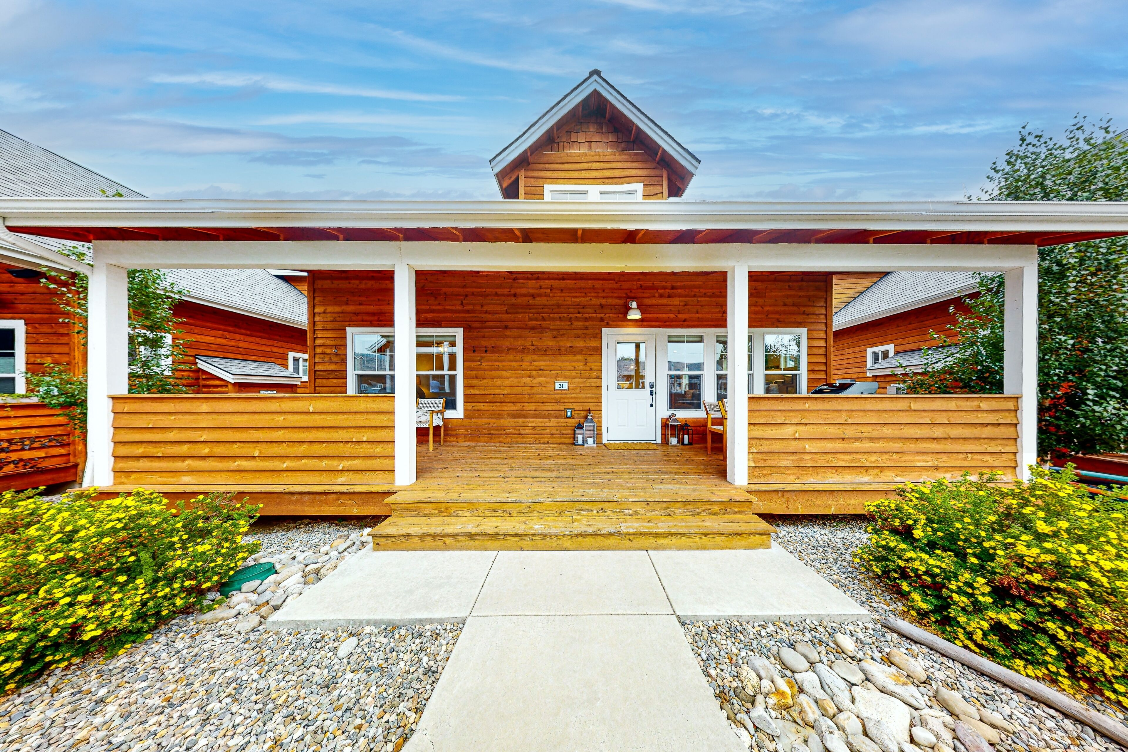 Beautiful home close to Pend Oreille River with WiFi, fireplace, workspace, w/d