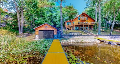 Lake House on Little Crawling Stone Lake w/ patio, docks, grill, firepit, & WIFI