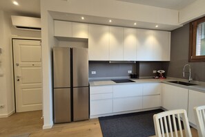 Kjøleskap, mikrobølgeovn, ovn og kokeplater