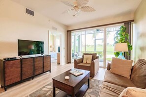 TV - Stunning 3BR Naples Condo with Tropical Views (Naples)