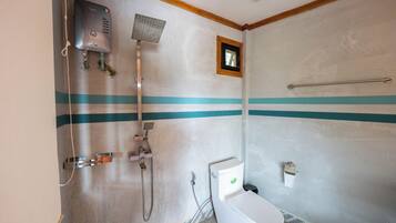 Bungalow Deluxe, vistas a la montaña | Baño | Toallas, jabón, champú y papel higiénico