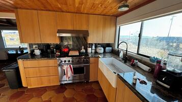 Frigorifero, forno, piano cottura, lavastoviglie