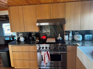 Een koelkast, een oven, een kookplaat, een vaatwasser