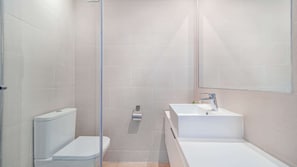 シャワー、ヘアドライヤー、タオル、シャンプー