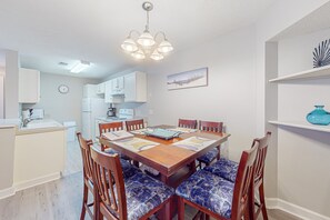 Dining - Spacious condo close to the ocean & marshwalk with W/D, AC, & pool (Murrells Inlet)