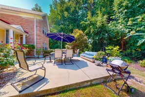 Terrace/patio - Spacious condo close to the ocean & marshwalk with W/D, AC, & pool (Murrells Inlet)