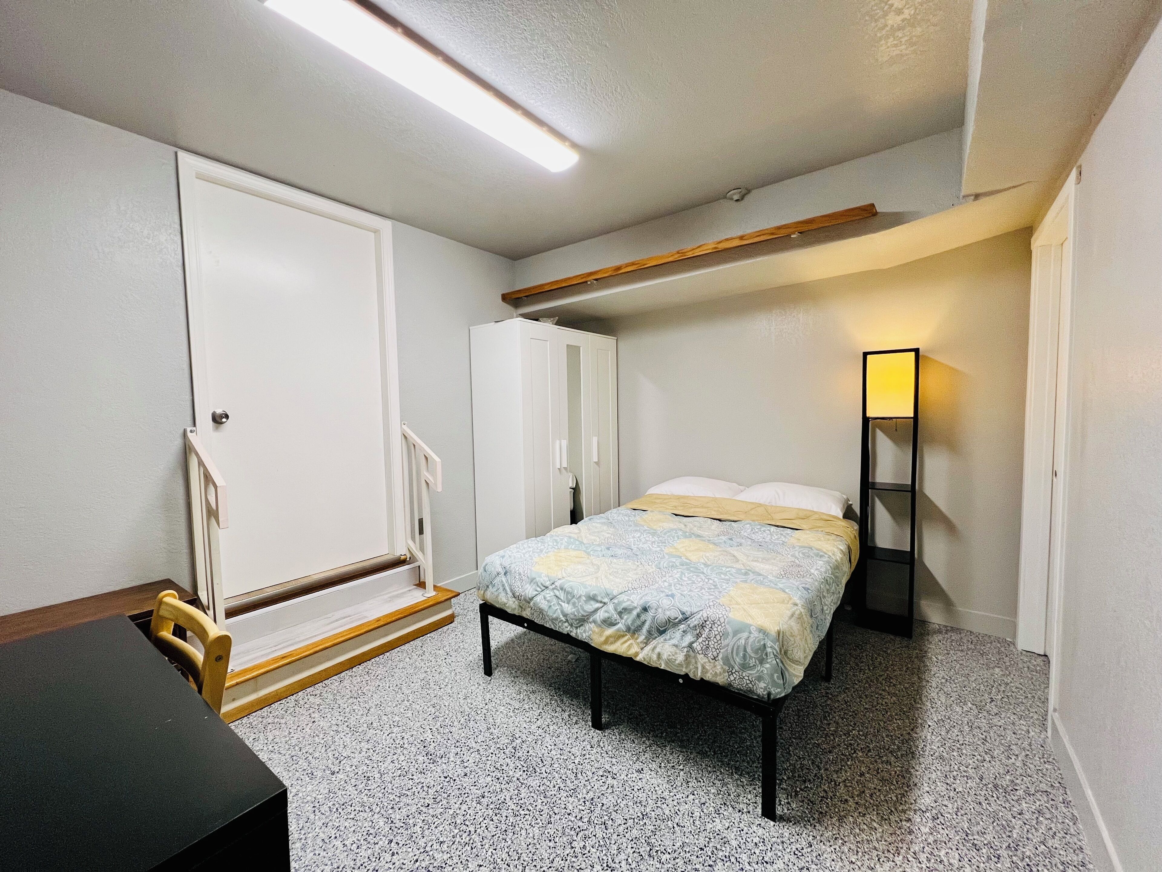 Cozy room with private bathroom and separate entrance in Newark