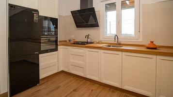 Réfrigérateur, micro-ondes, cafetière/bouilloire, grille-pain