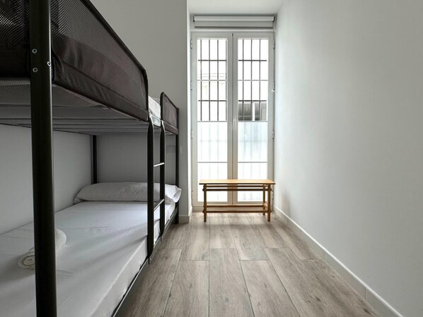 2 bedrooms, iron/ironing board, Internet, bed sheets