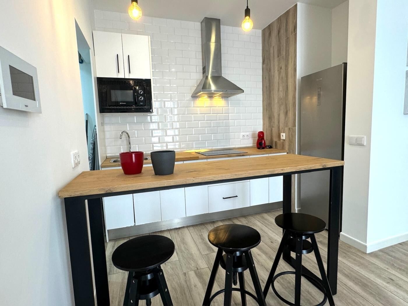 Køleskab, mikrobølgeovn, kaffe-/temaskine, brødrister