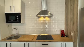 Réfrigérateur, micro-ondes, cafetiÚre/bouilloire, grille-pain