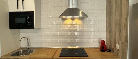 Frigorífico, microondas, cafetera o tetera y tostadora