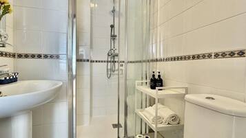 Een douche, een haardroger, handdoeken