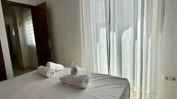 2 slaapkamers, een strijkplank/strijkijzer, internet, beddengoed