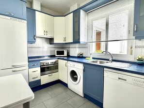 Kjøleskap, mikrobølgeovn, ovn og oppvaskmaskin