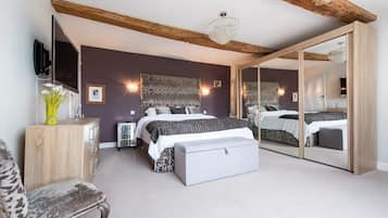 Rumah, pemandangan kebun | 4 kamar tidur, setrika/meja setrika, dan Wi-Fi gratis