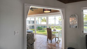 Una habitación con vistas a un jardín y un patio.