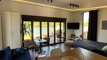 Luxury Suite, River View | Private kitchen