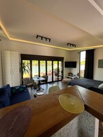 Luxury Suite, River View | Private kitchen