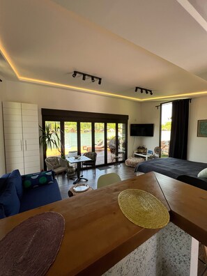 Luxury Suite, River View | Private kitchen