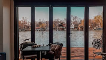 Suite Luxury, vista fiume | 1 camera, materassi in memory foam, ferro/asse da stiro, Wi-Fi gratuito