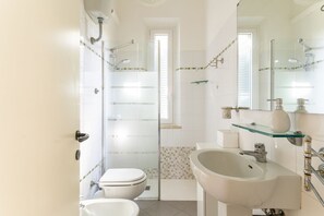 Shower, hair dryer, bidet, towels - GuestHost - Charming Apartment near the Sea with Patio! (Livorno)