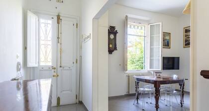 GuestHost - Charming Apartment near the Sea with Patio!