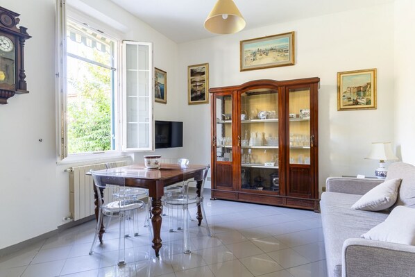 Living area - Charming Apartment near the Sea with Patio! (Livorno)