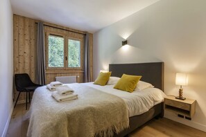 2 bedrooms, iron/ironing board, travel crib, free WiFi