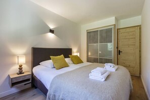 2 habitaciones, tabla de planchar con plancha y cuna de viaje 