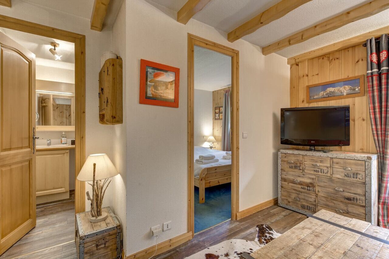 2 bedrooms, travel crib, free WiFi, bed sheets