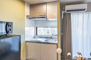 Fridge, microwave, electric kettle - Apartment Hotel 11 Umeda Kamiyama (Osaka)