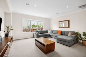 TV, fireplace, offices - Spring Valley Haven with Serene Views Pet Friendly (Torquay)