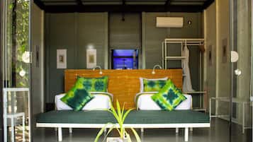 Peti besi dalam bilik, meja, Wi-fi percuma, cadar katil